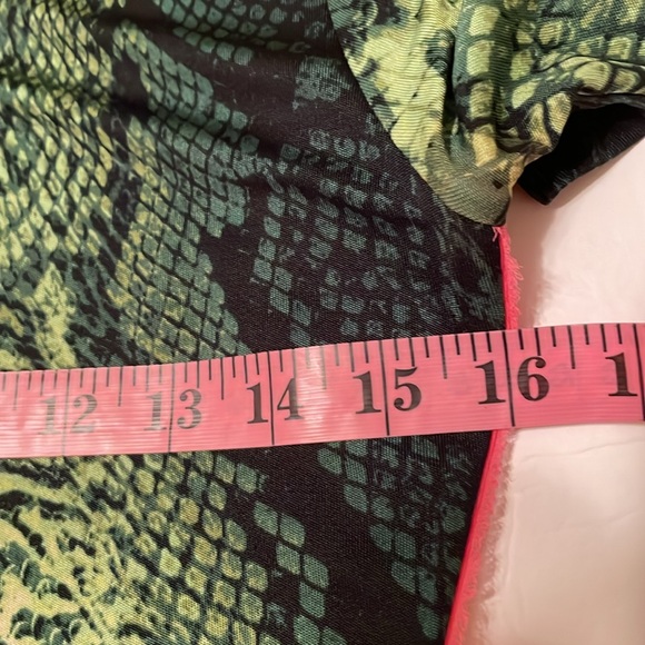 Elle Tahari Silk Snakeskin Print Top Size Medium - Picture 7 of 8
